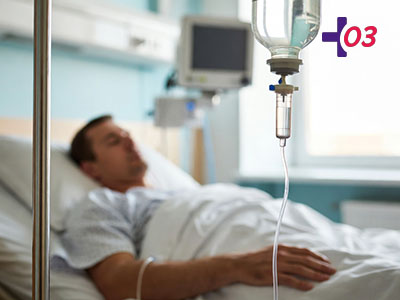 Пациент лежит в палате под капельницей
